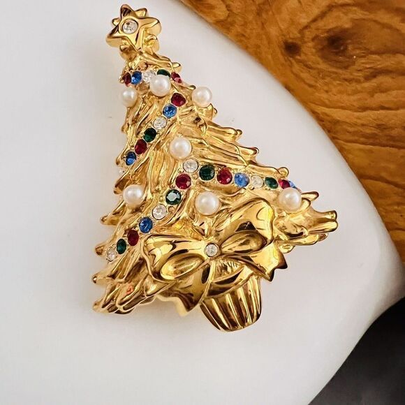 Vint Trifari Brooch 1996 Gold Tone Rhinestone Faux Pearl Christmas Tree Pin 1075 - Picture 3 of 12